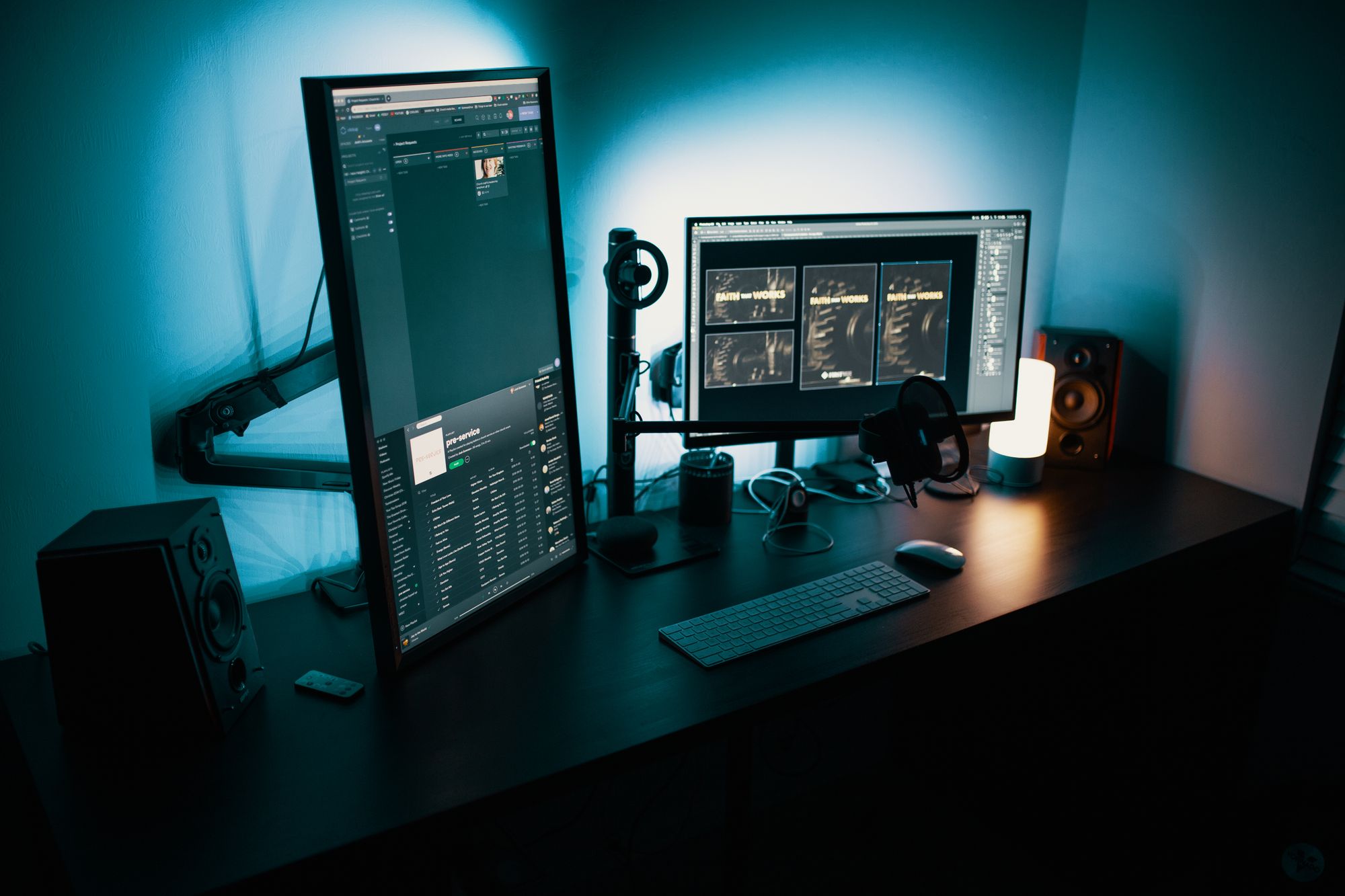 Barra de luz instalada sobre un monitor en un escritorio de trabajo