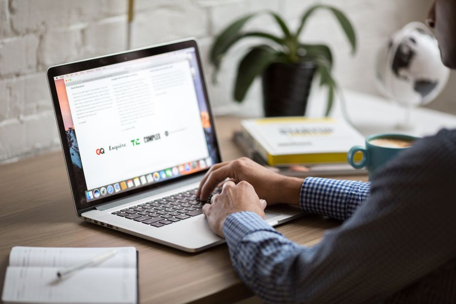 Home office real con portátil y escritorio de trabajo