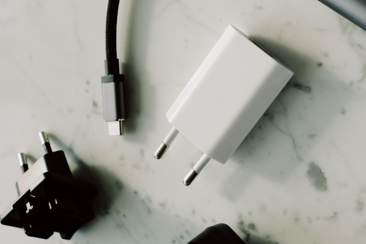 Accesorios tecnológicos útiles en un escritorio de teletrabajo