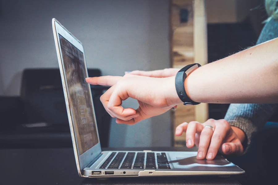 Accesorios ergonómicos y de orden sobre un escritorio de teletrabajo limpio