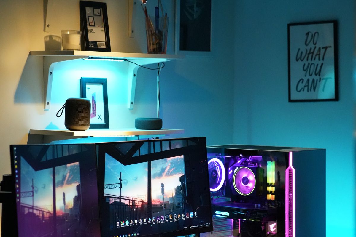 Barra de luz iluminando un monitor en un escritorio