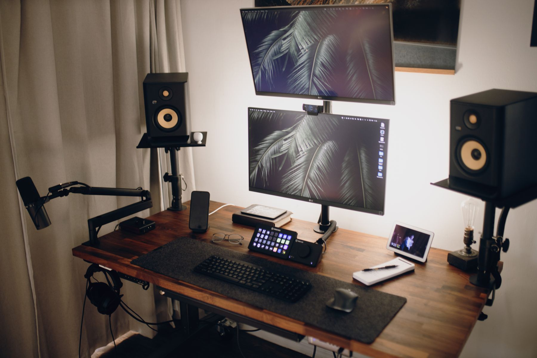 Escritorio preparado para streaming con monitor, micrófono e iluminación