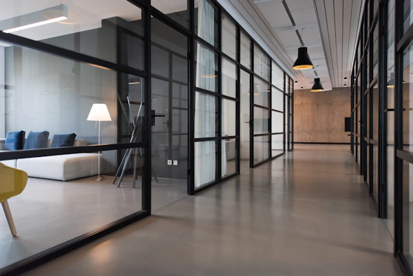 Portátil elevado sobre soporte de aluminio ventilado a la altura de los ojos